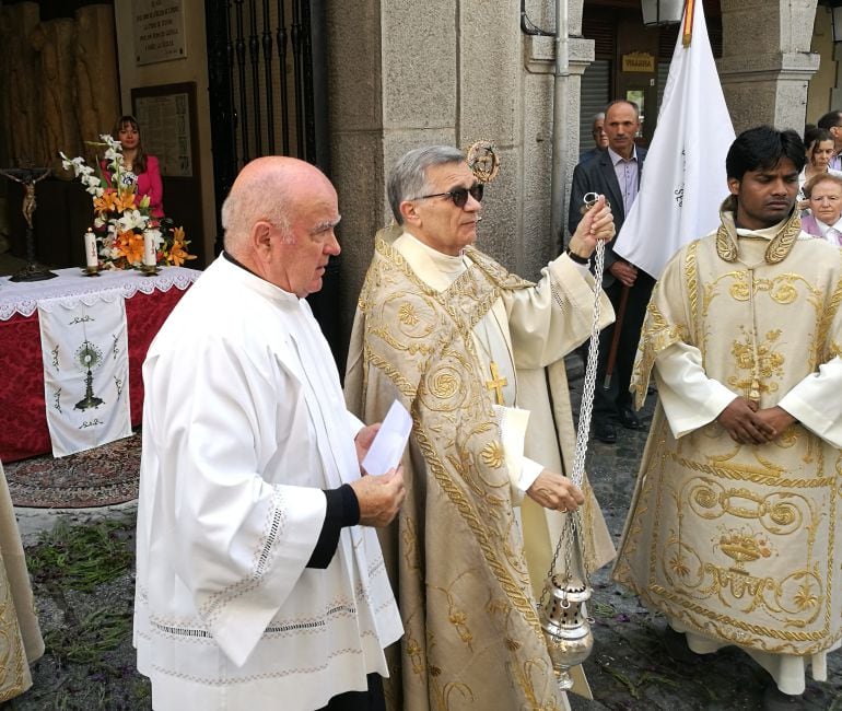 El obispo César Franco durante la procesión del Corpus