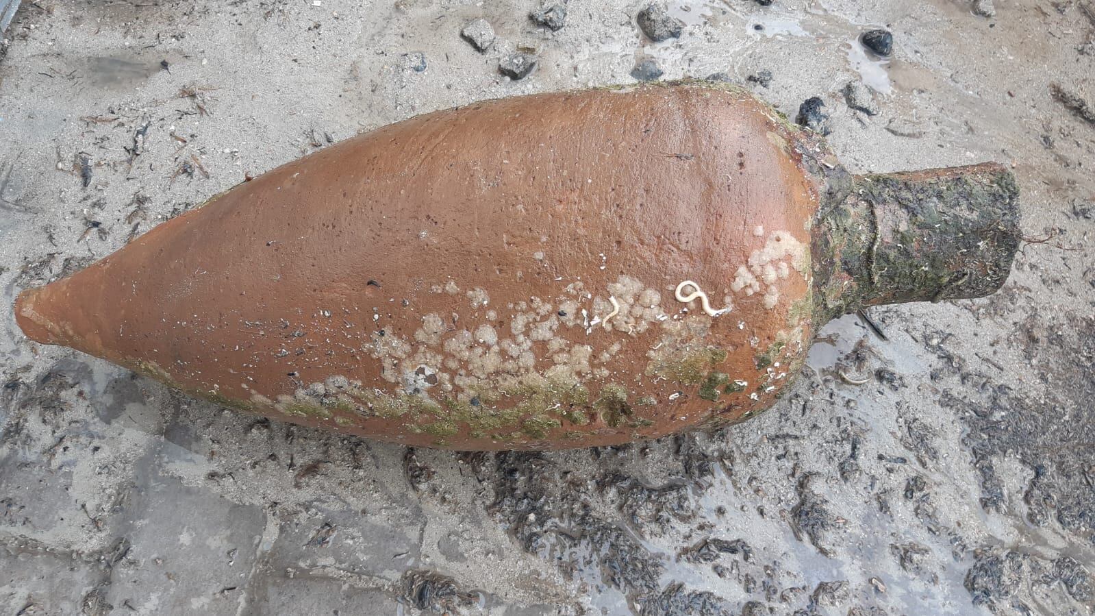 L'arqueòleg submarí Octavi Pons va aprofitar la neteja del fons marí per recuperar aquesta peça que ja estava localitzada des de feia temps.