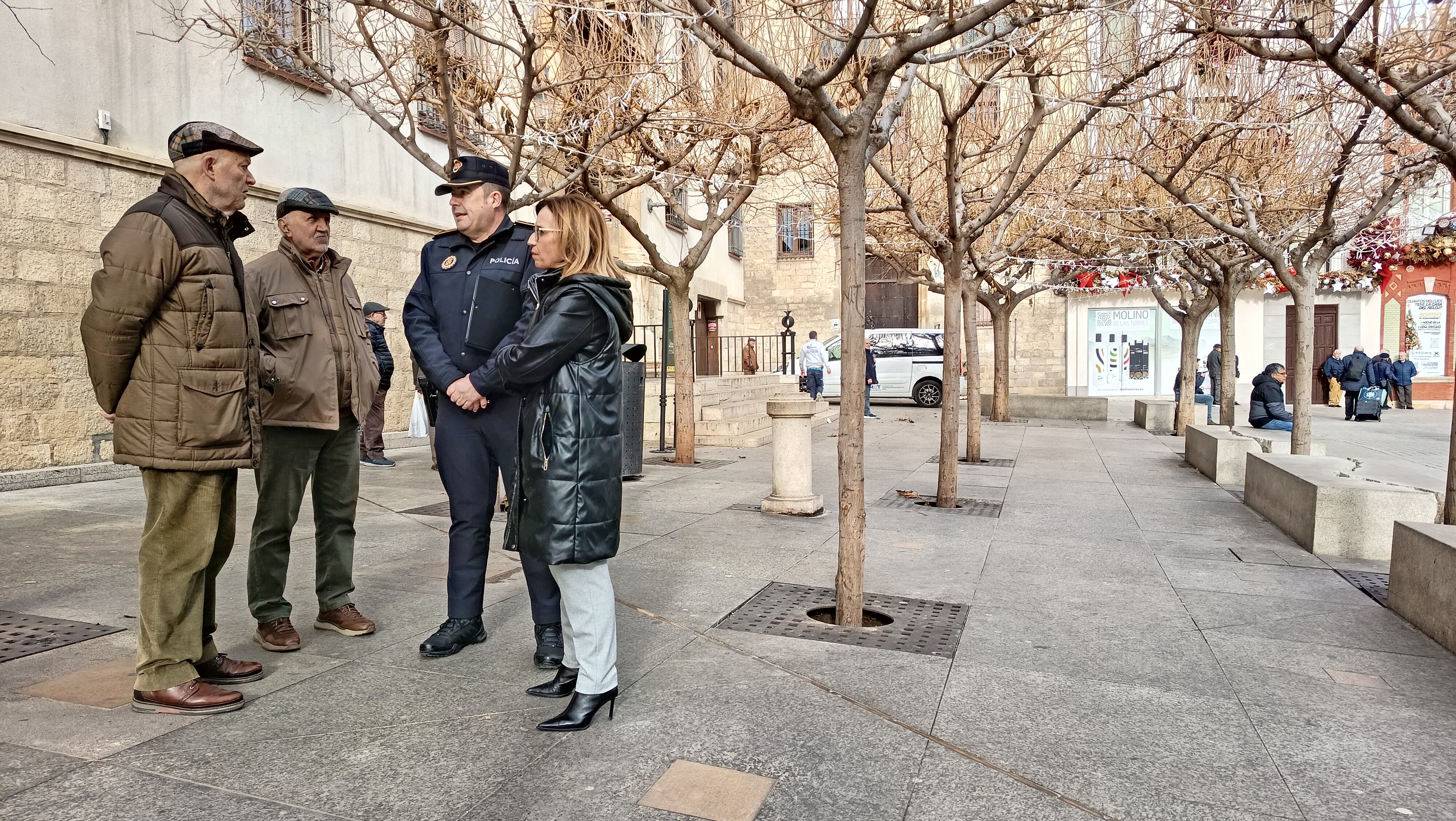 De izqda a dcha, responsables vecinales de Arco del Consuelo; el intendente jefe de la Policía Local, Luis Ojeda; y la concejala de Transportes, María del Carmen Angulo.
