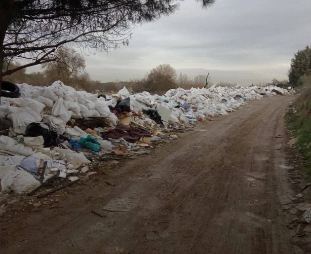 Cauce del río rodeado de basura