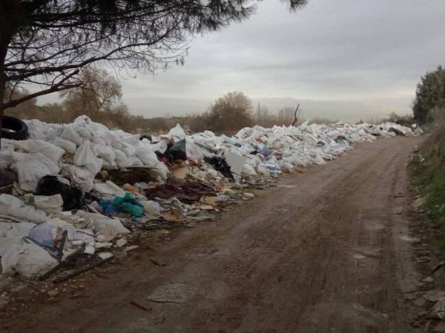 Cauce del río rodeado de basura