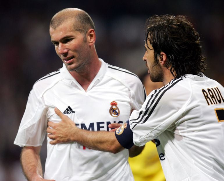 Raúl habla con Zidane en un foto de 2005