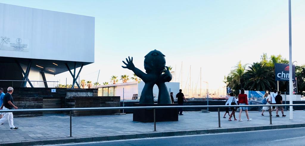 La escultura &quot;El adivinador&quot; del artista Juan Ripollés permanece en la plaza Puerta del Mar incompleta