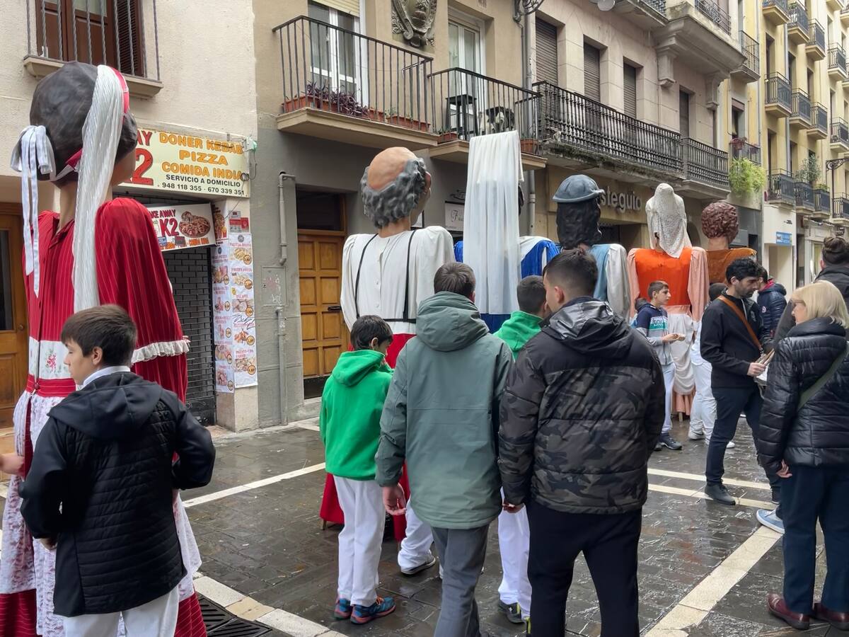 La comparsa txiki del Casco Viejo de Pamplona sale a la calle a celebrar su 25 aniversario