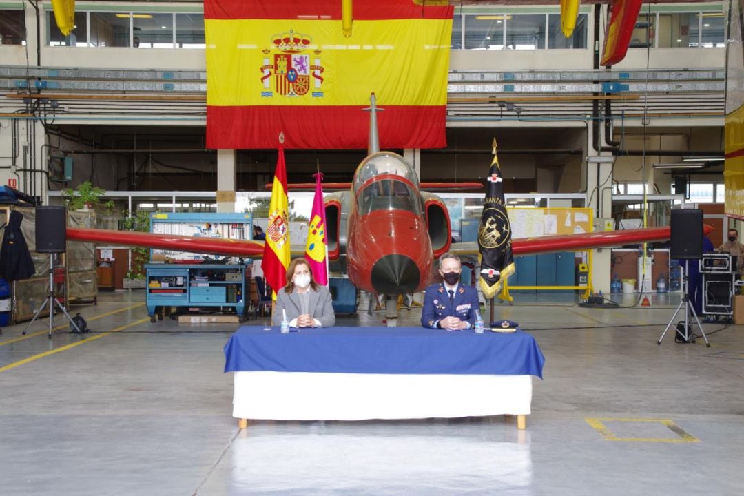 Rosa Ana Rodríguez, consejera de Educación, Cultura y Deporte, en la recepción del avión Falcon 20 en el CEIF Aguas Nuevas. 