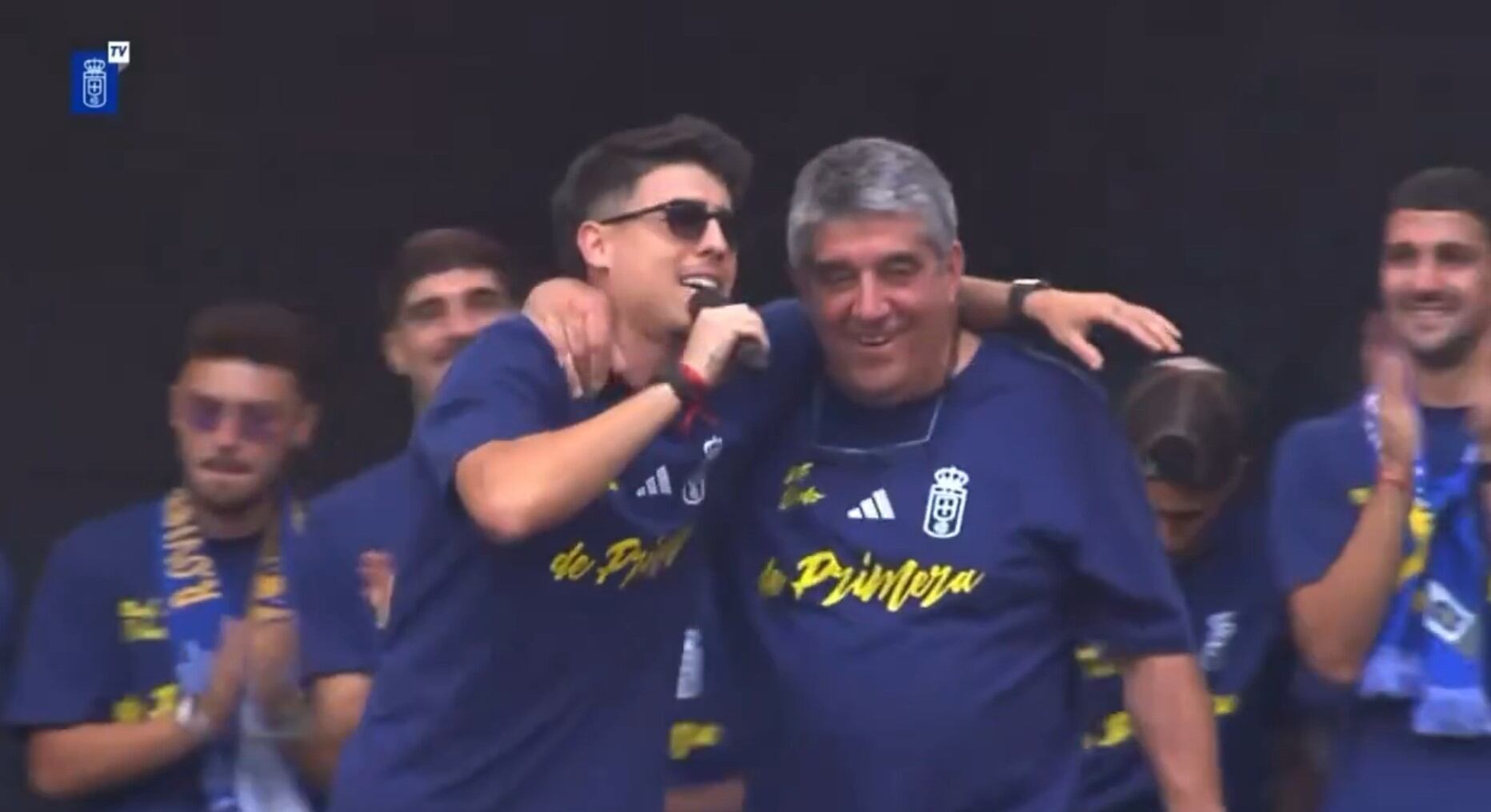 Colombatto se acuerda del Mirandés en la celebración del ascenso del Oviedo