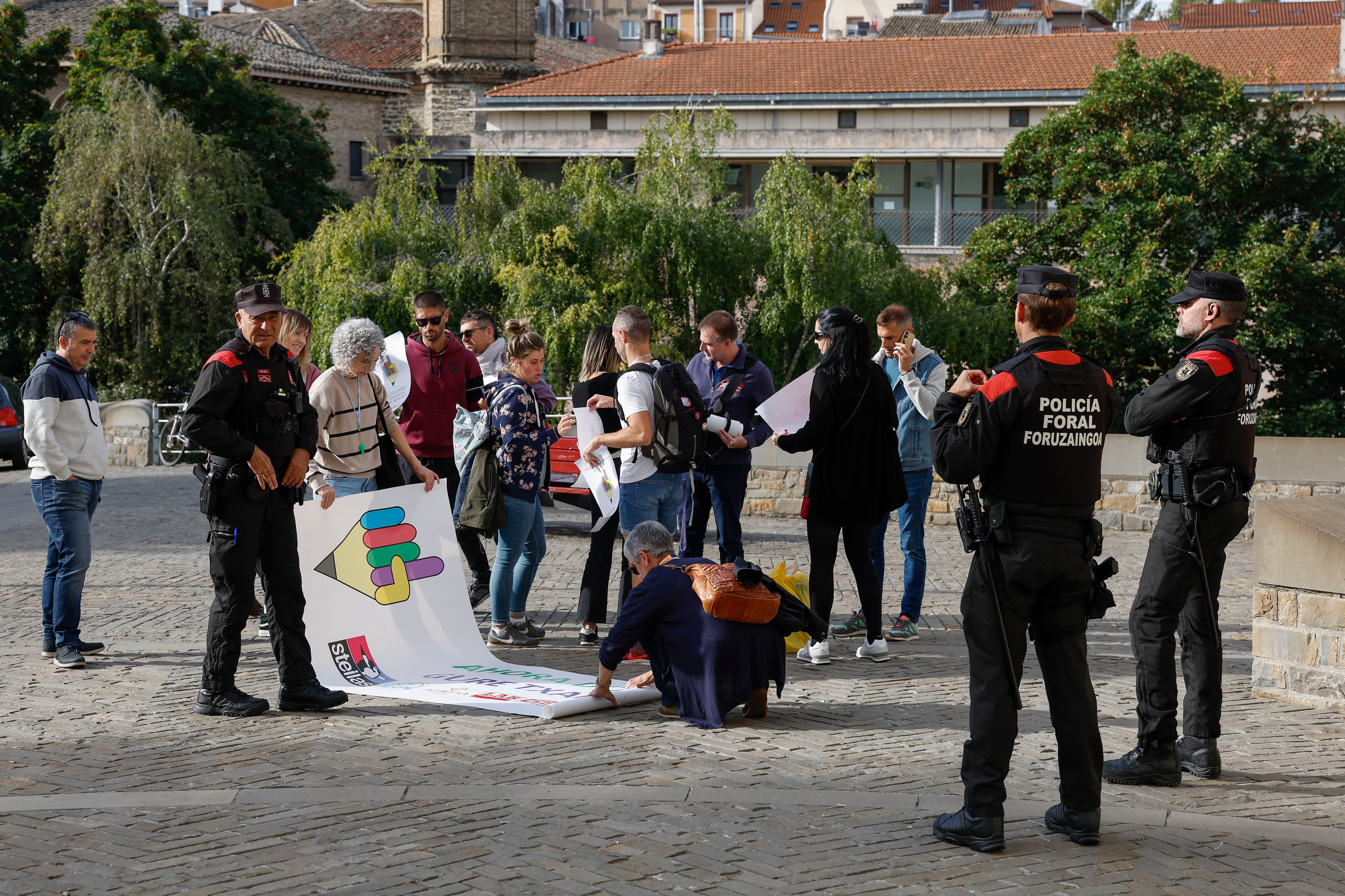 Los sindicatos de Educación, que este jueves han llamado a la huelga en la enseñanza pública, han tratado este miércoles de entregar a la presidenta de Navarra, María Chivite, una hoja con sus reclamaciones, algo que no han logrado. Lo han hecho antes de la presentación de los Encuentros de arquitectura en el Archivo de Navarra, en la que participaba la presidenta.