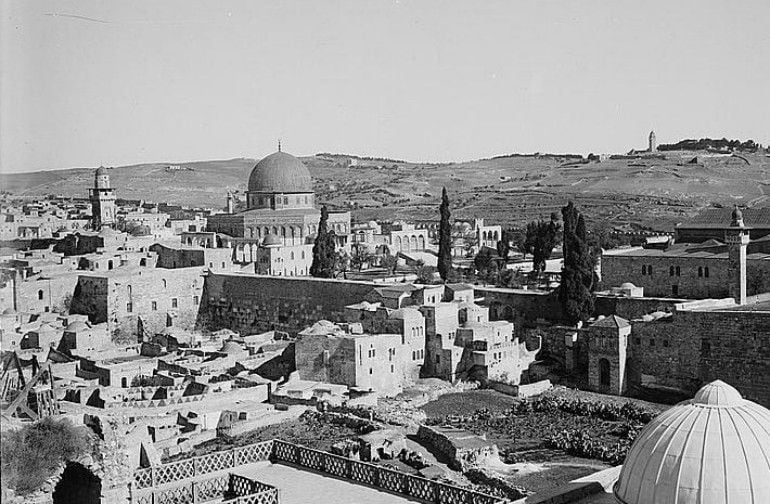 Imagen del &#039;barrio de los magrebíes&#039; en Jerusalén, antes de la guerra del 67. Tras esa guerra el ejército israelí destruyó los edificios, que ahora ocupa la explanada frente al muro de las lamentaciones.