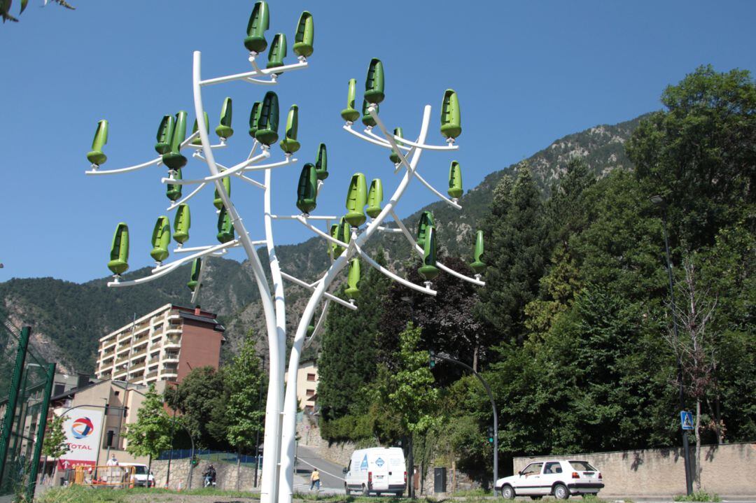 L'arbre del vent instal·lat a l'avinguda d'Enclar de Santa Coloma, amb capacitat per generar energia eòlica.
