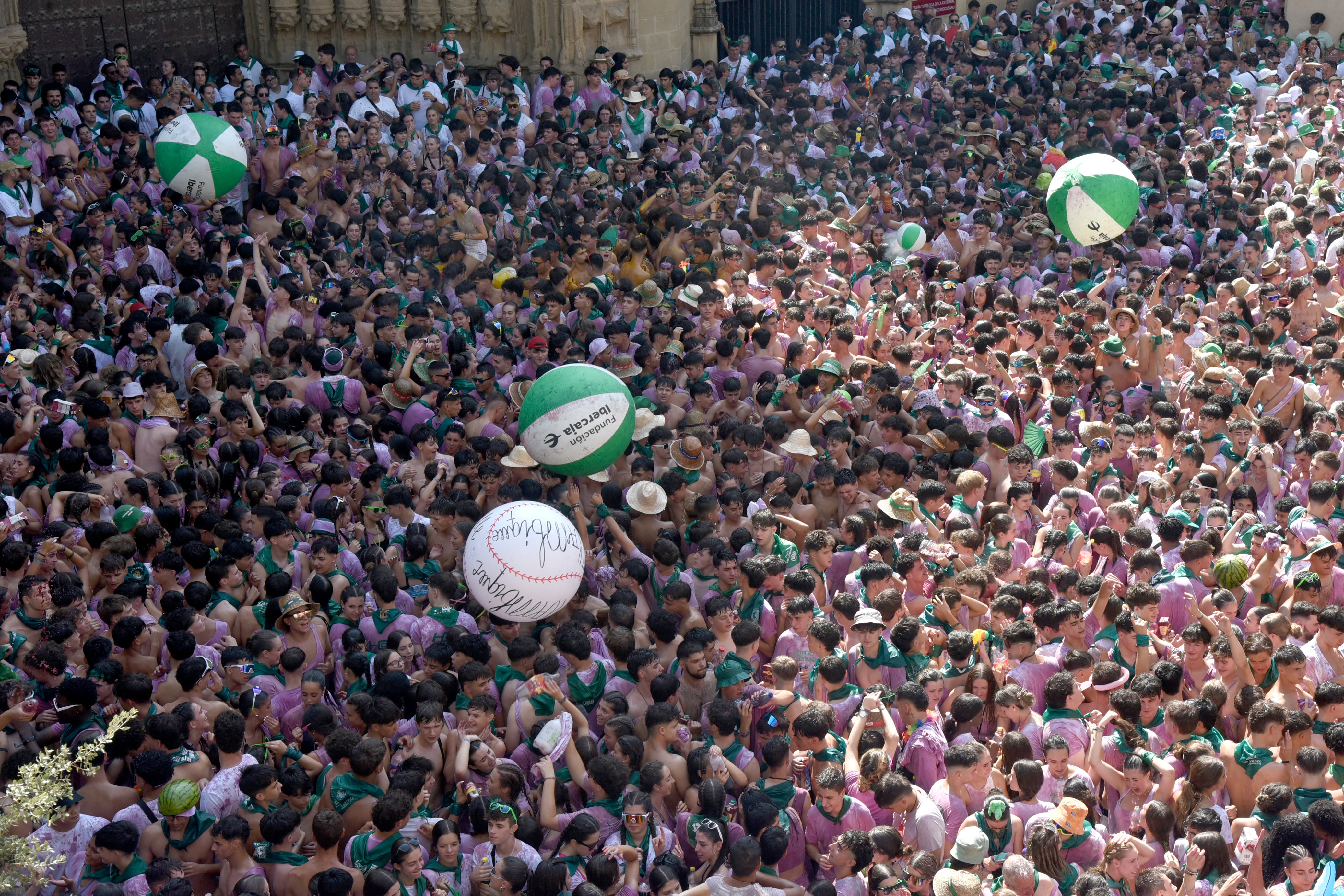 HUESCA, 09/08/2025.- Inicio de las fiestas de San Lorenzo de Huesca, este sábado, en el que la ciudad se ha llenado de alegría y música tras el estallido del cohete anunciador. EFE/ Javier Blasco