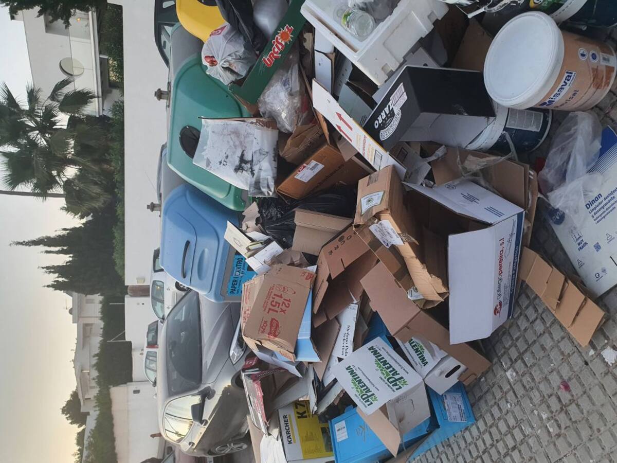 Sancionados tres particulares y un negocio por verter kilos de basura en una calle de Santa Gertrudis