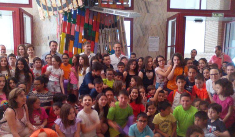 Alumnos de los CEIP Virgen de la Cabeza y San Isicio de Cazorla que han participado en la realizacion de la escultura Pequeña Babel realizada con palets 