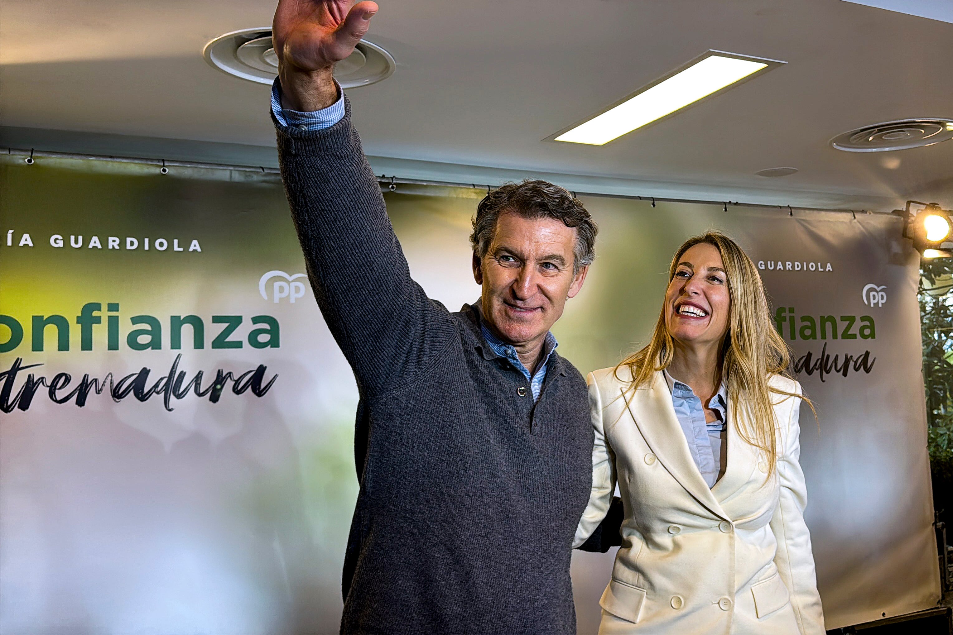 El presidente del PP, Alberto Núñez Feijóo (c), junto a la candidata a revalidar la Presidencia de la Junta de Extremadura, María Guardiola durante un acto del partido en la localidad pacense de Don Benito, de cara a los comicios autonómicos el próximo 21 de Diciembre.