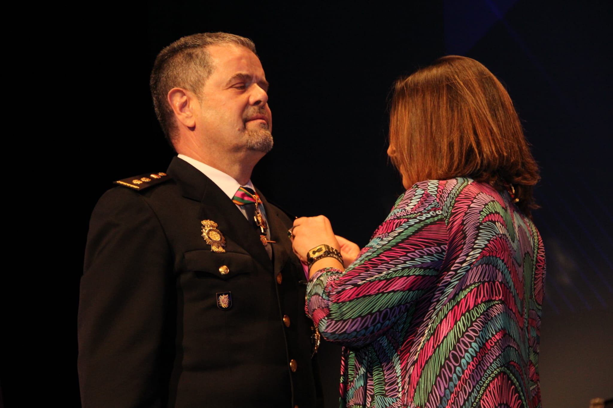 Honorio Pérez Pablos, comisario de Palencia, recibe de manos de la alcaldesa de la ciudad, Miriam Andrés la Medalla de Oro de Palencia a la Policía Nacional