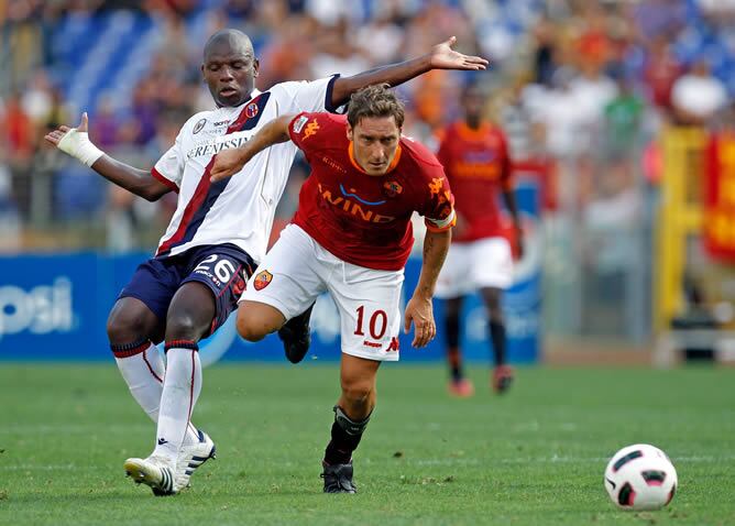 El veterano Francesco Totti se escapa de Gaby Mudingay durante del partido de la Serie A entre la ROma y el Bolonia