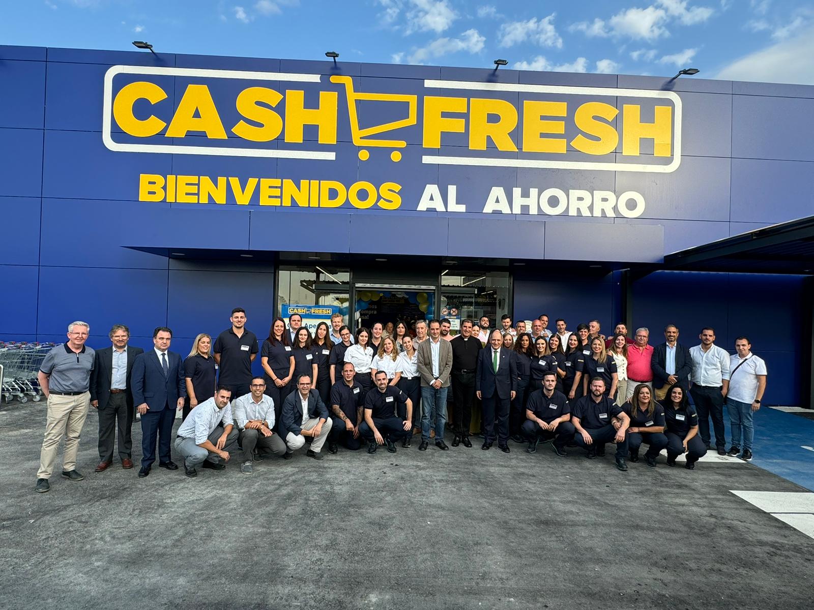 Foto de familia en la inauguración de un nuevo centro del grupo Mas en Castro del Río.