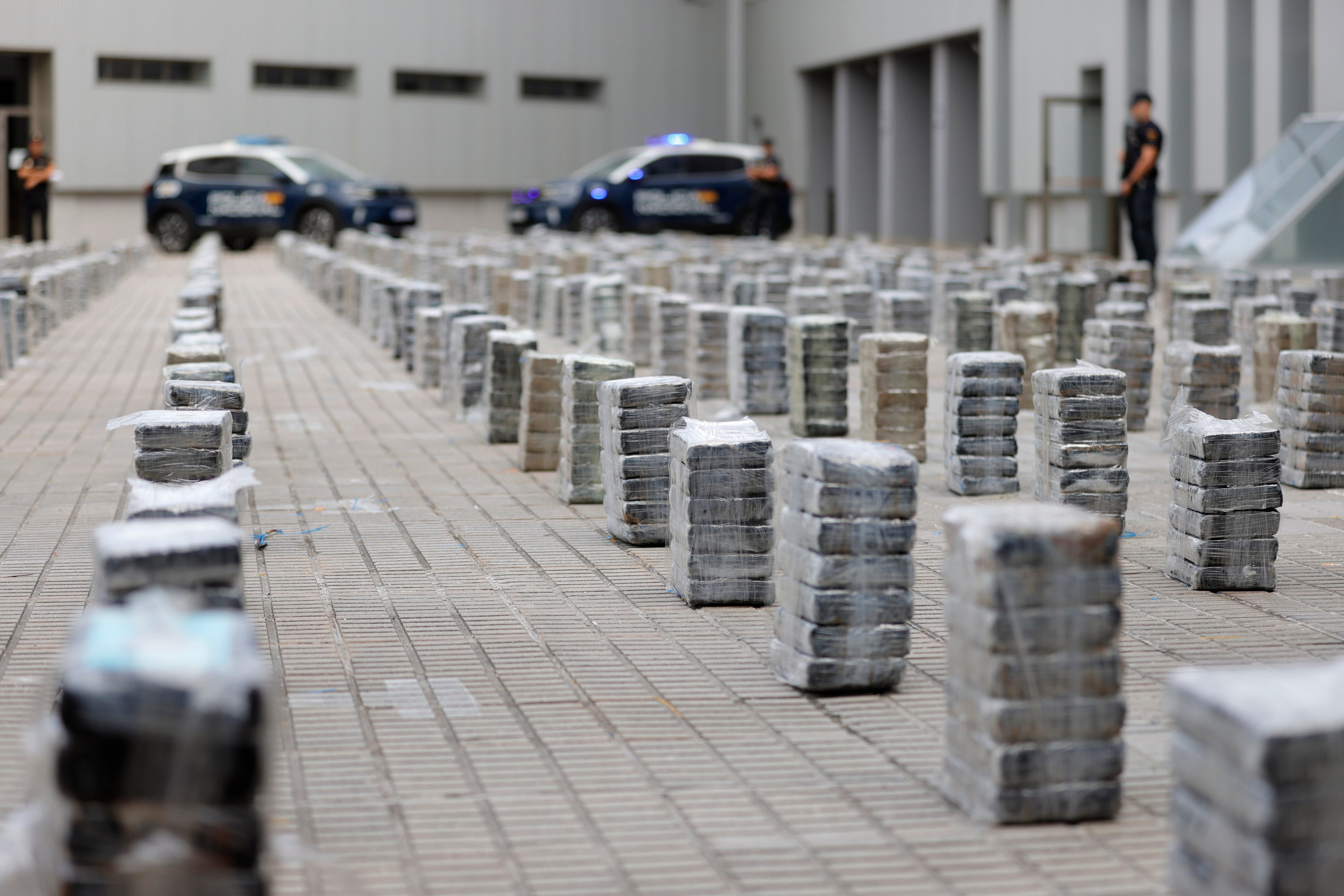 A CORUÑA, 29/09/25.- Alijo de droga aprehendido en el último gran operativo contra el narcotráfico llevado a cabo en la costa de A Coruña, en el que agentes de la Policía Nacional han incautado 3.650 kilos de cocaína y arrestado a 14 personas. EFE/Cabalar
