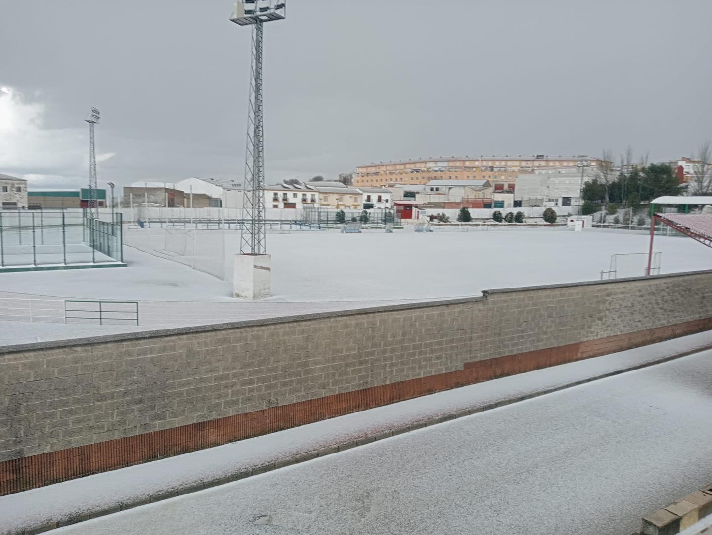 Granizada caída en el campo de fútbol de Sabiote.