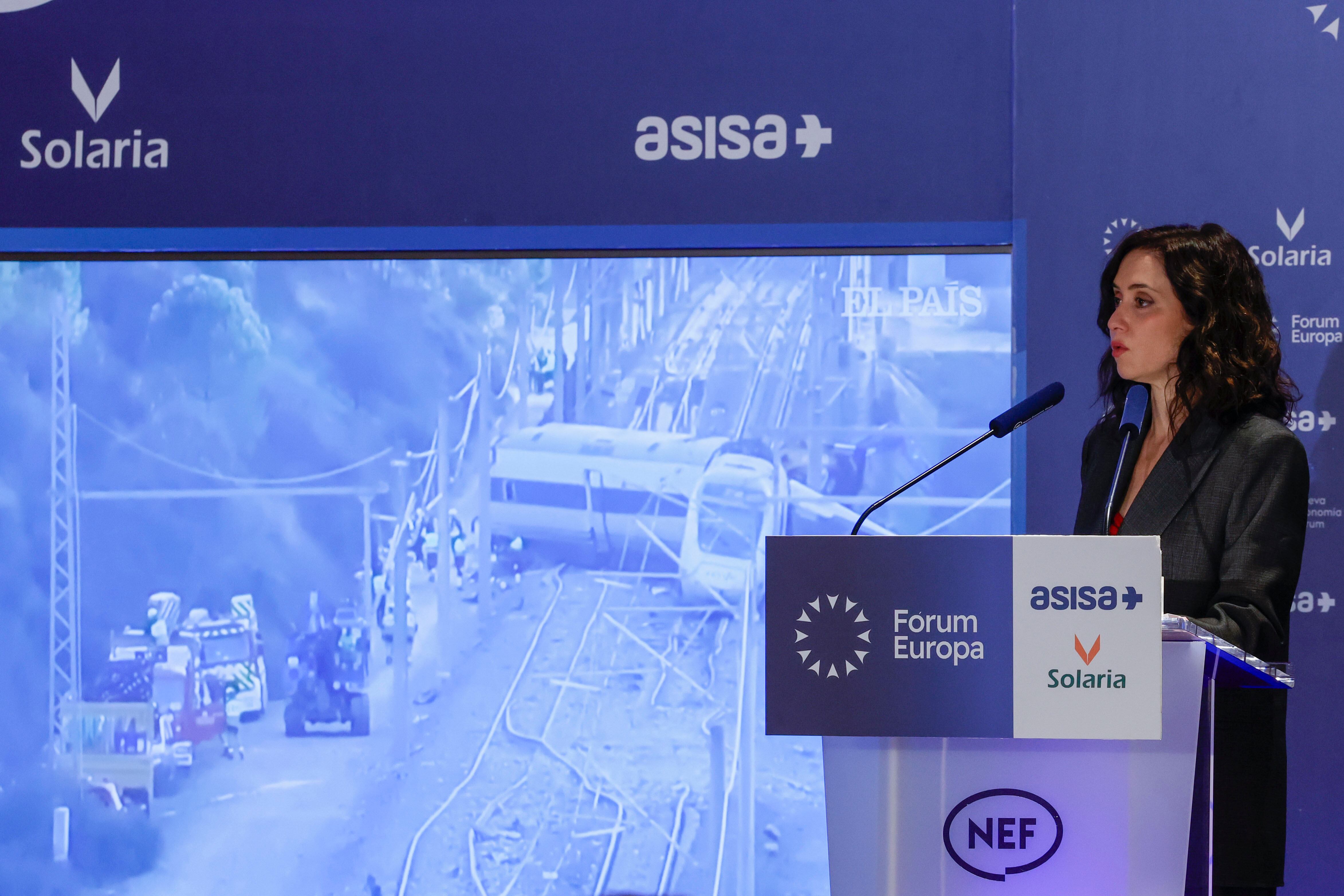 La presidenta de la Comunidad de Madrid, Isabel Díaz Ayuso durante el desayuno informativo celebrado este lunes en Madrid. EFE/ Zipi