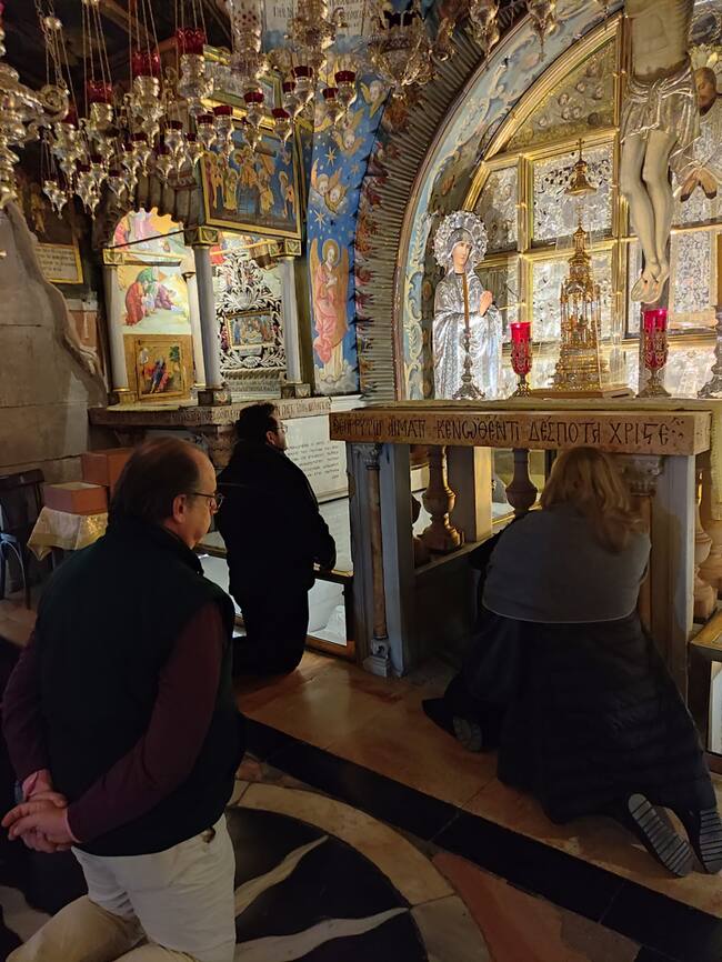 Al pie de la Cruz, en el Gólgota, en la Basílica del Santo Sepulcro