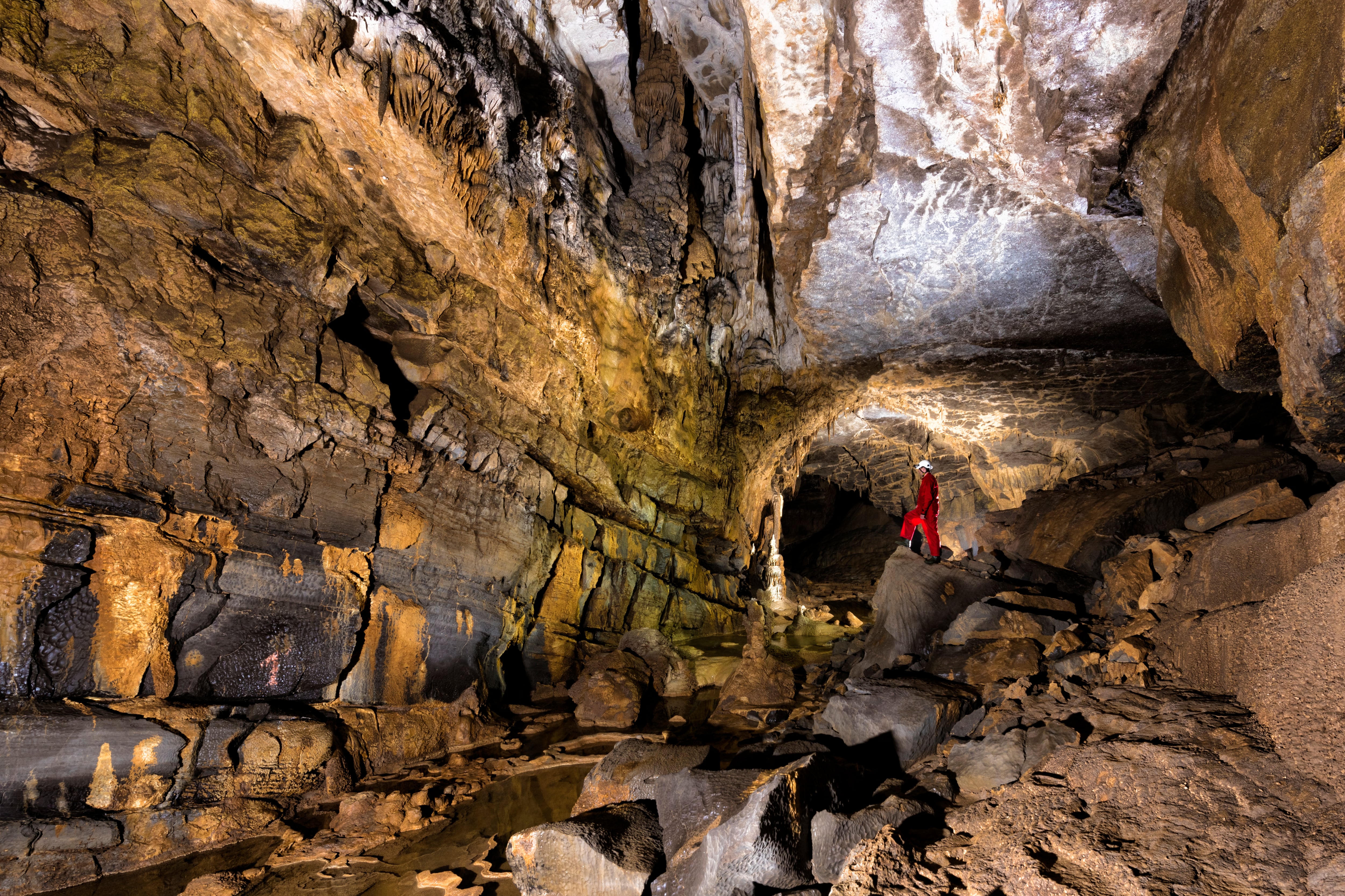 Imagen de stock de un espeleólogo en una cueva