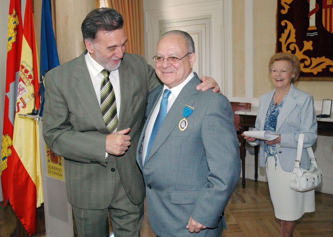 Pedro Lozano recibiendo la Medalla al Mérito del trabajo en la Categoría de Oro que le entregó el entonces delegado del Gobierno