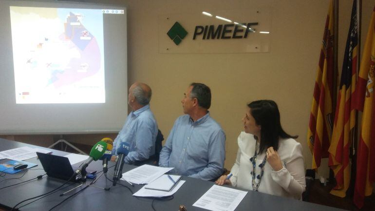 Carlos Bravo junto a otros miembros de Alianza Mar Blava