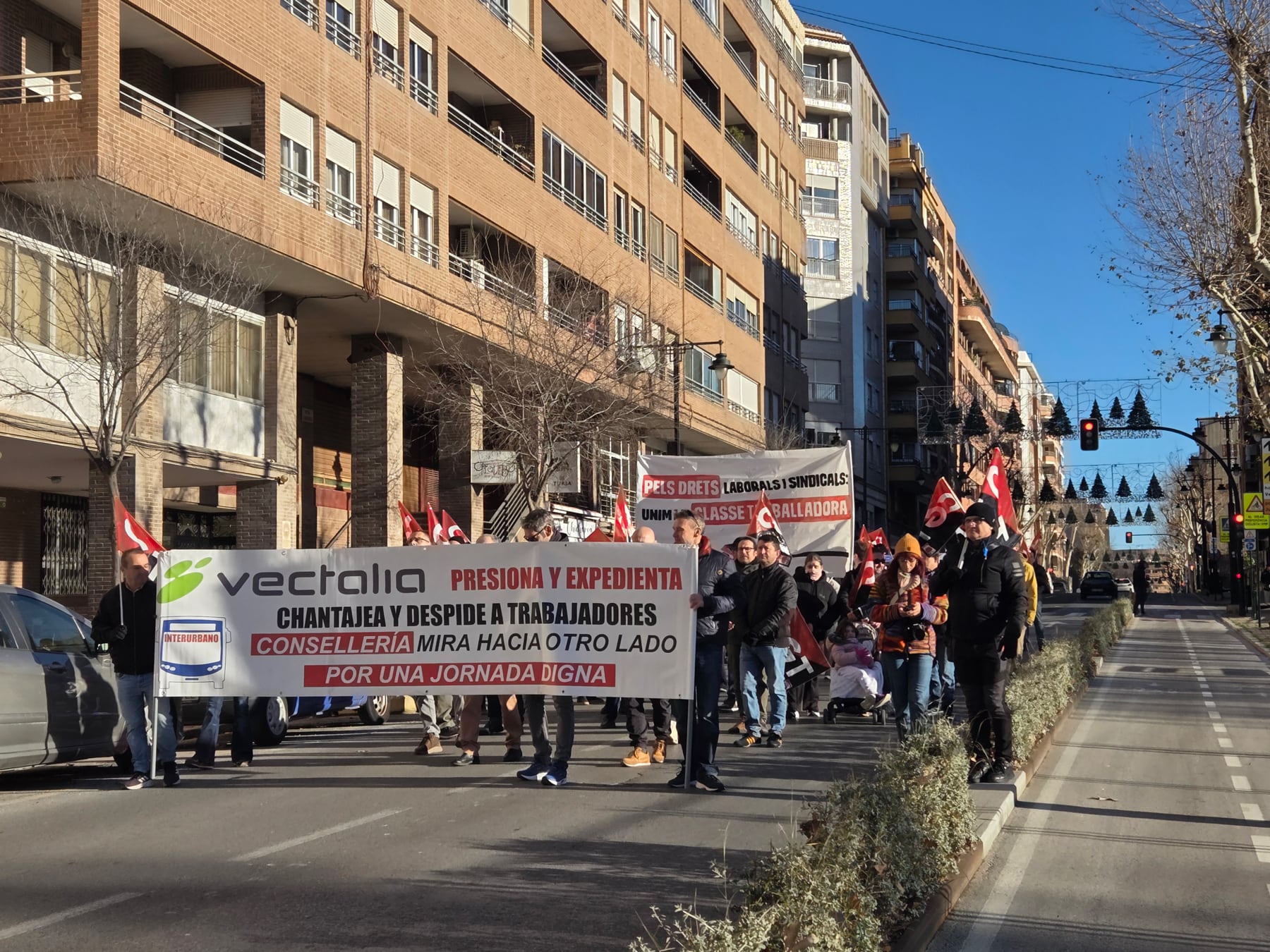 La manifestación que ha cortado el tráfico de forma puntual ha partido desde la estación de autobuses