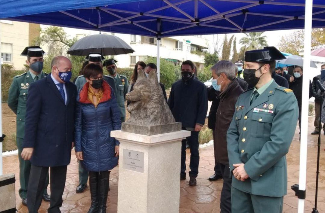 María Gámez junto al alcalde de Antequera, Manuel Barón, durante el descubrimiento de la estatua en la localidad malagueña