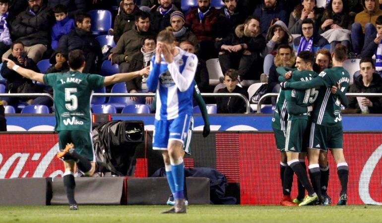 GRAF178. A CORUÑA.- Los jugadores del Betis celebran el primer gol del equipo andaluz durante el encuentro correspondiente a la jornada 23 de primera división, que han disputado esta noche frente al Deportivo de la Coruña en el estadio de Riazor, en A Cor
