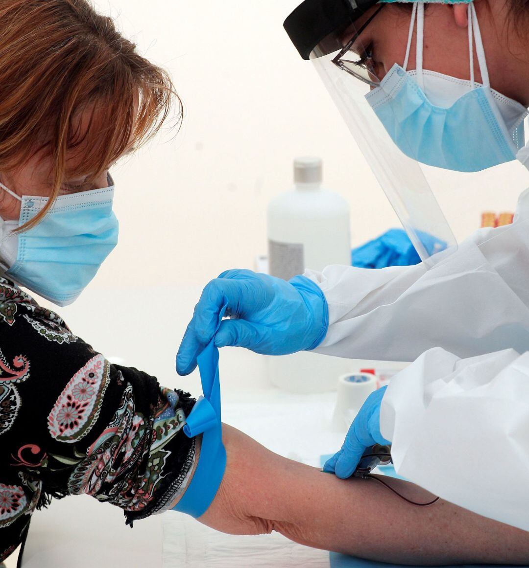 Una sanitaria le realiza una prueba a una paciente.