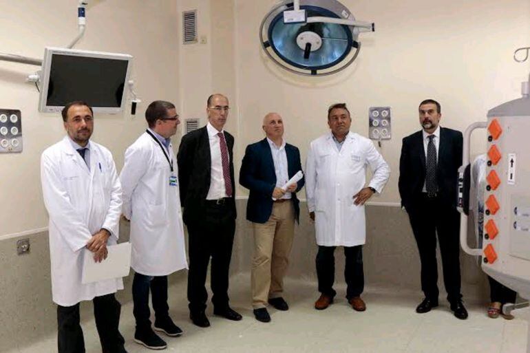 Jesús Vázquez Almuíña en un momento de la visita al hospital Meixoeiro