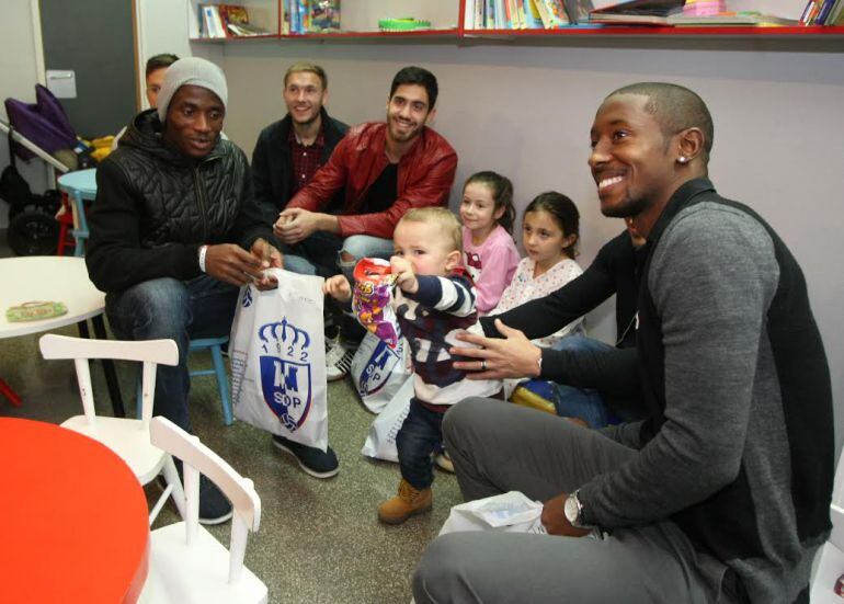 Como viene siendo habitual en estas fechas los jugadores estuvieron visitando a los niños hospitalizados