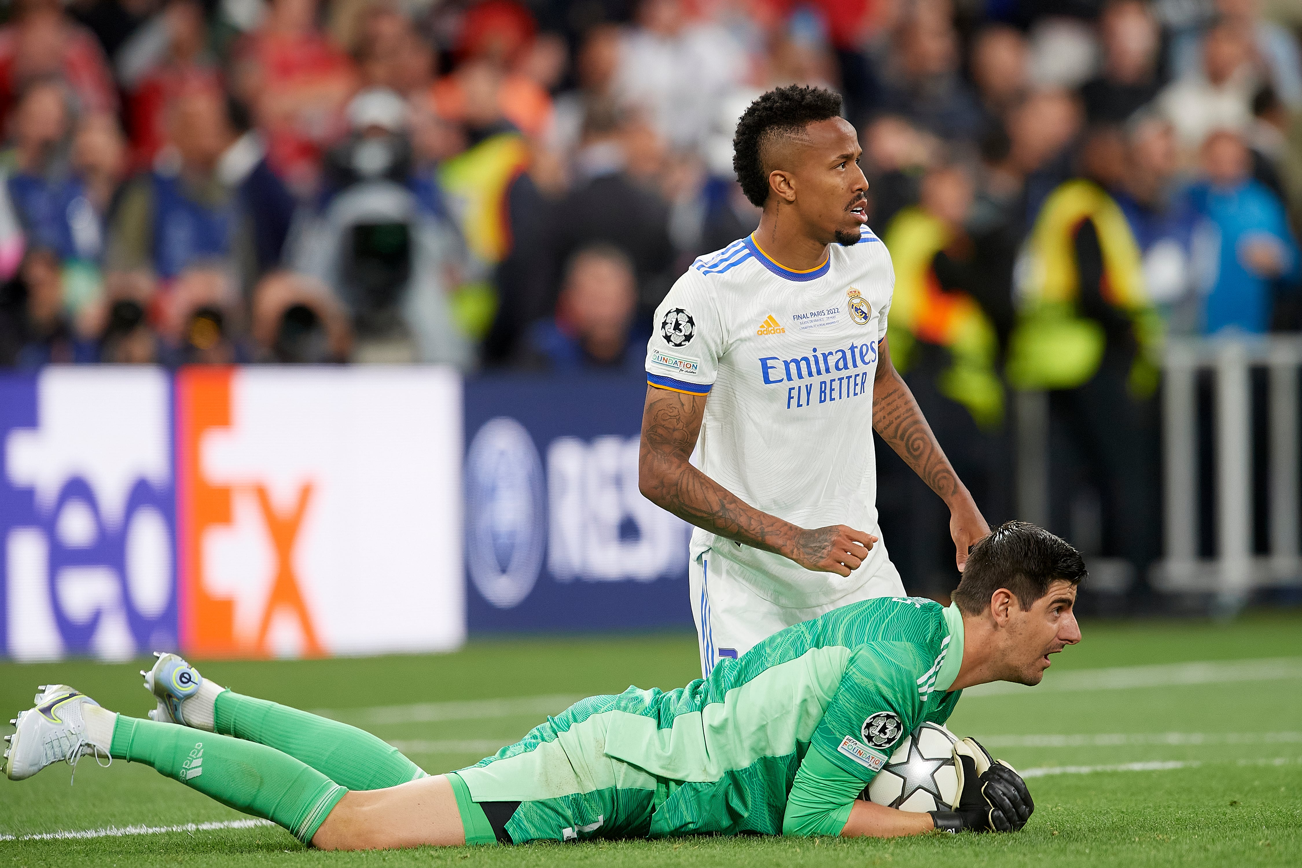 Eder Militao y Thibaut Courtois, en un partido de Champions con el Real Madrid. (Photo by Jose Breton/Pics Action/NurPhoto via Getty Images)