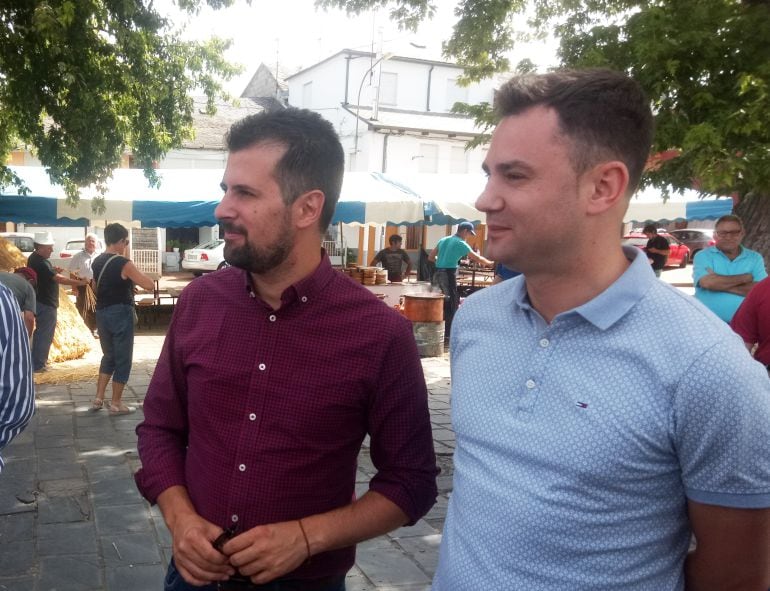 Luis Tudanca, acompañado del secretario provincial del PSOE, Javier Cendón, visitaba este domingo la feria del Espino 