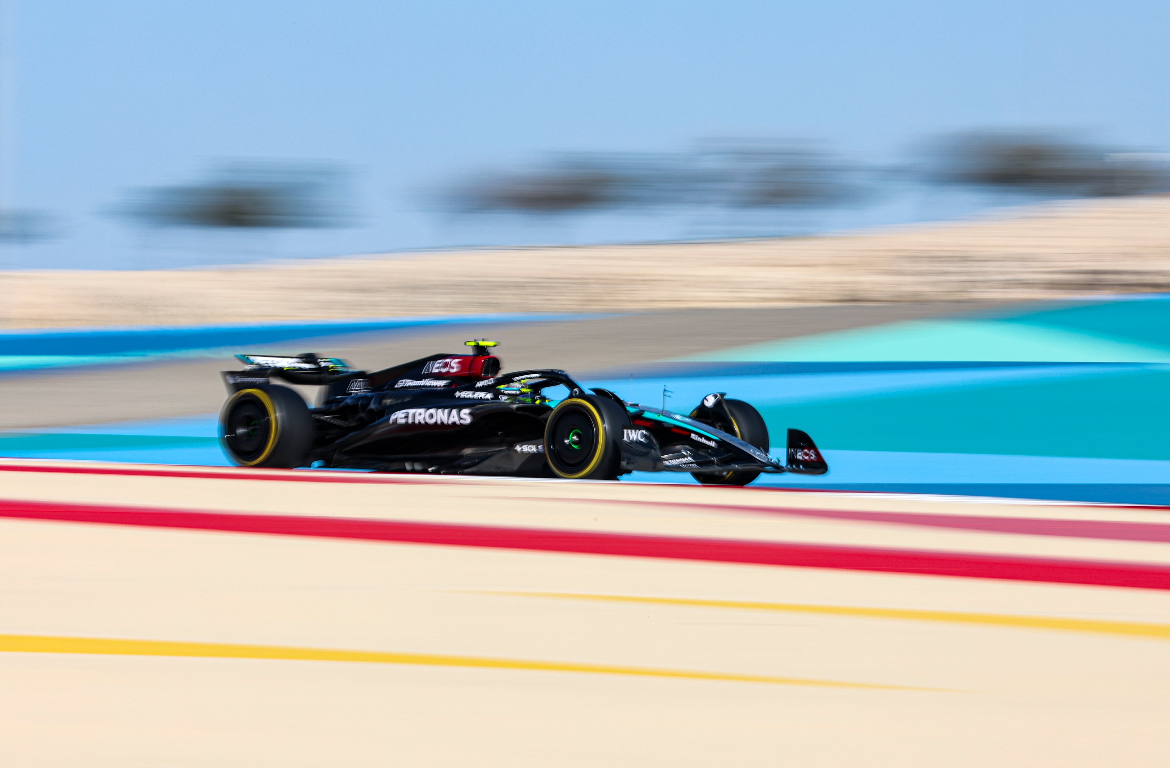 Lewis Hamilton recorre el circuito de Sakhir en los segundos libres