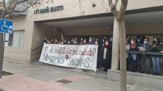Imagen de archivo de una concentración en el IES María Blasco de San Vicente del Raspeig por la masificación en las aulas