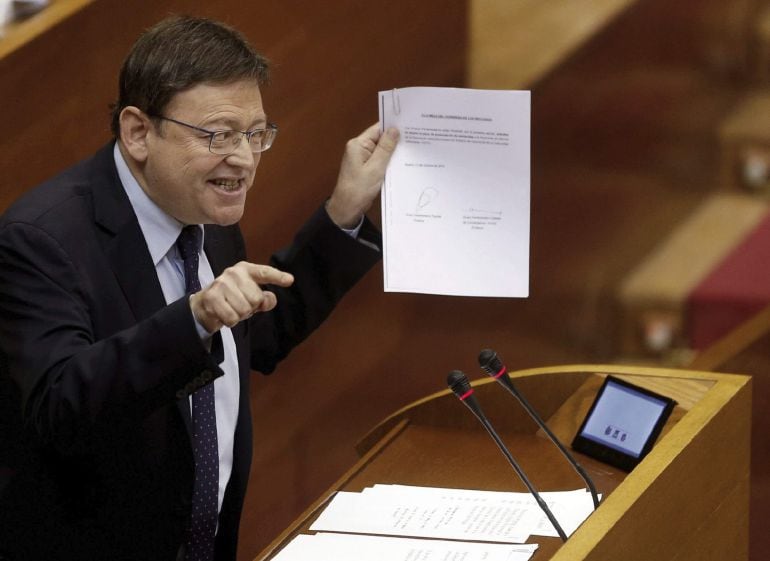 GRA178. VALENCIA,15/10/2015.- El president de la Generalitat valenciana, Ximo Puig, durante su intervención ante el Pleno de Les Corts durante la primera sesión de control al que se somete en esta nueva legislatura. EFE/Kai Försterling