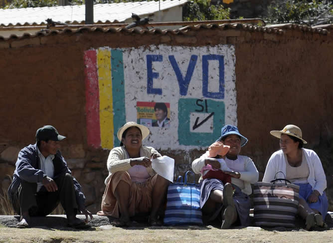 Cartel en la ciudad de Melga, cerca de Cochabamba, en favor de la ratificación de Morales