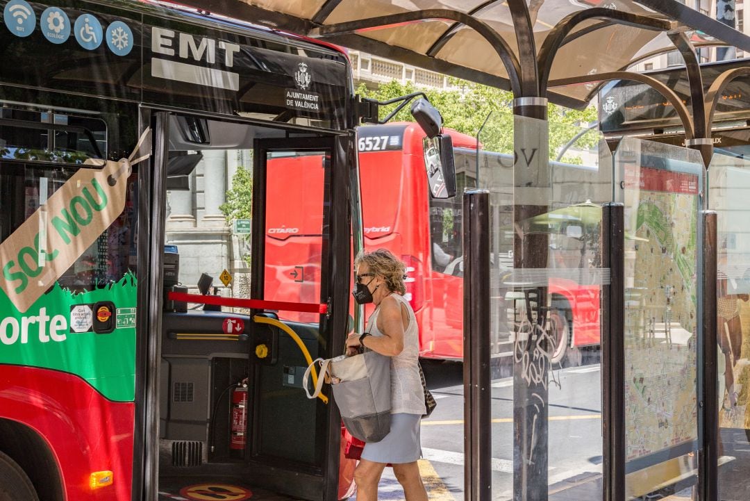 Una mujer accede a un autobús de la EMT de València. 