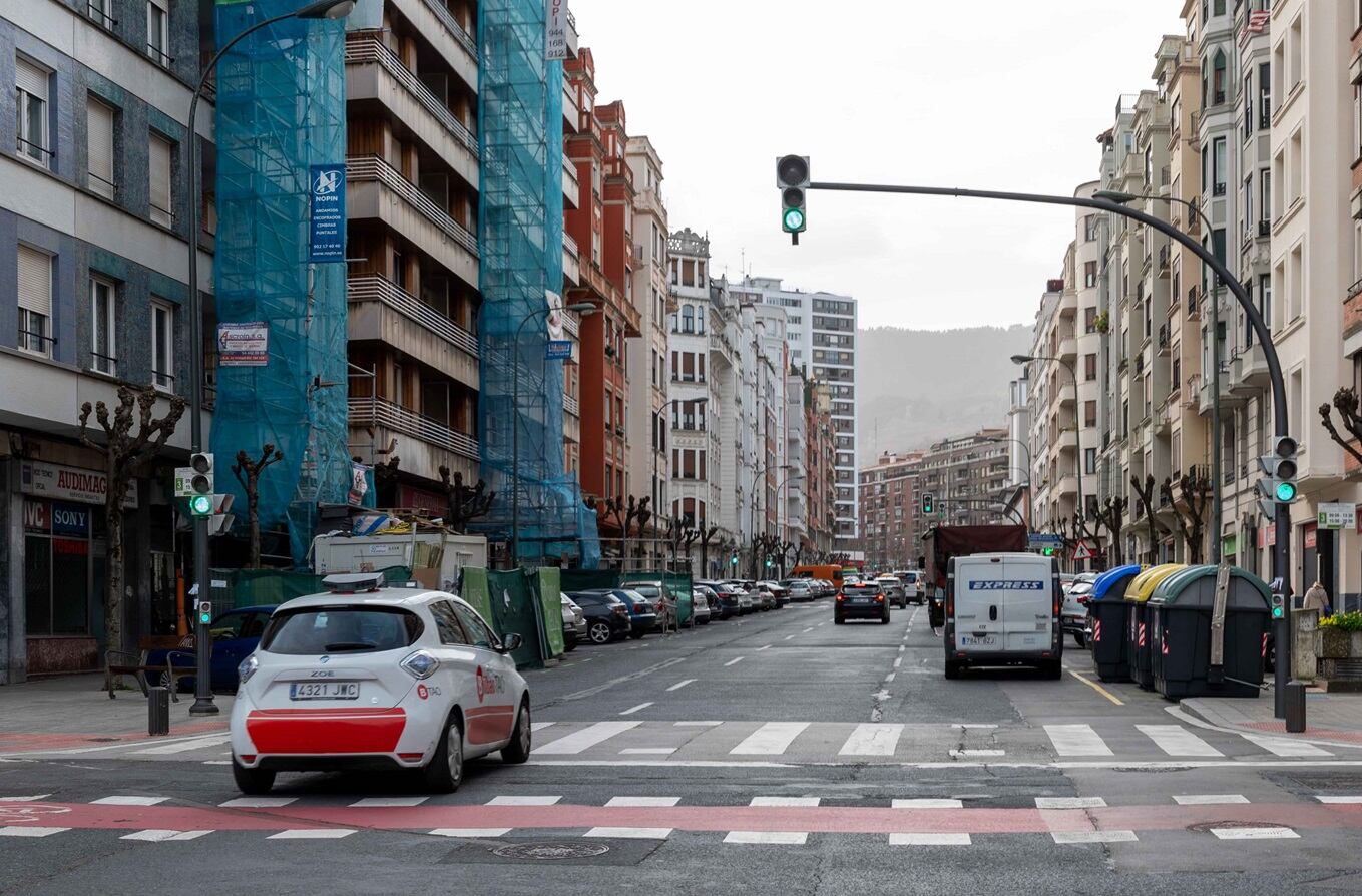 Un vehículo de la OTA circula por María Díaz de Haro durante su recorrido habitual de control de estacionamiento en Bilbao.