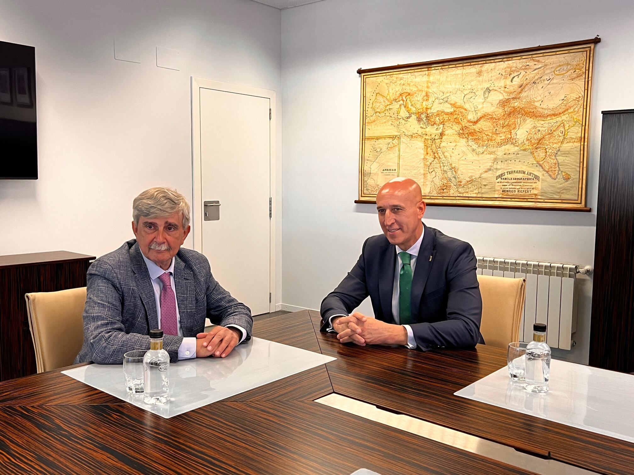 José Antonio Diez durante su encuentro con el rector