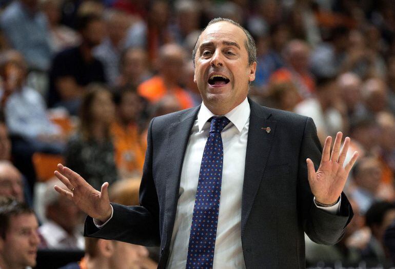 El técnico de Valencia Basket, Txus Vidorreta, durante el primer encuentro de los play off de la liga ACB que han disputado esta noche frente a Herbalife Gran Canaria en el Pabellón Municipal Fuente de San Luis de Valencia. 