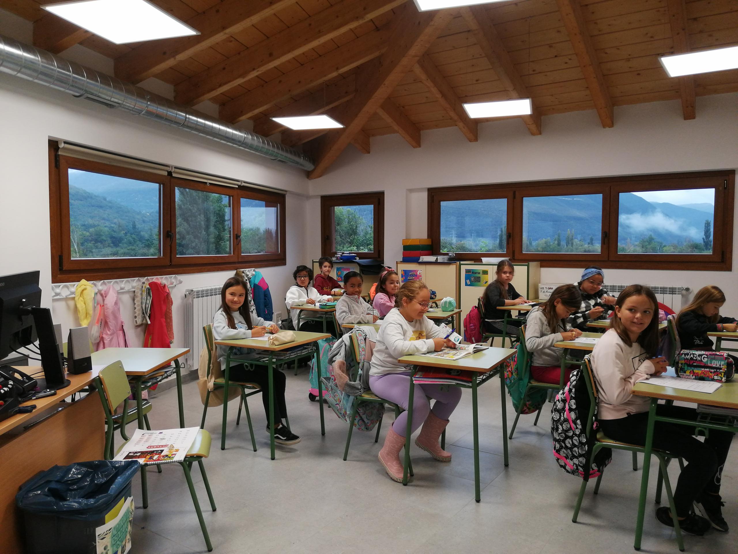 Una de las nuevas aulas puestas en marcha este curso en el colegio de Biescas