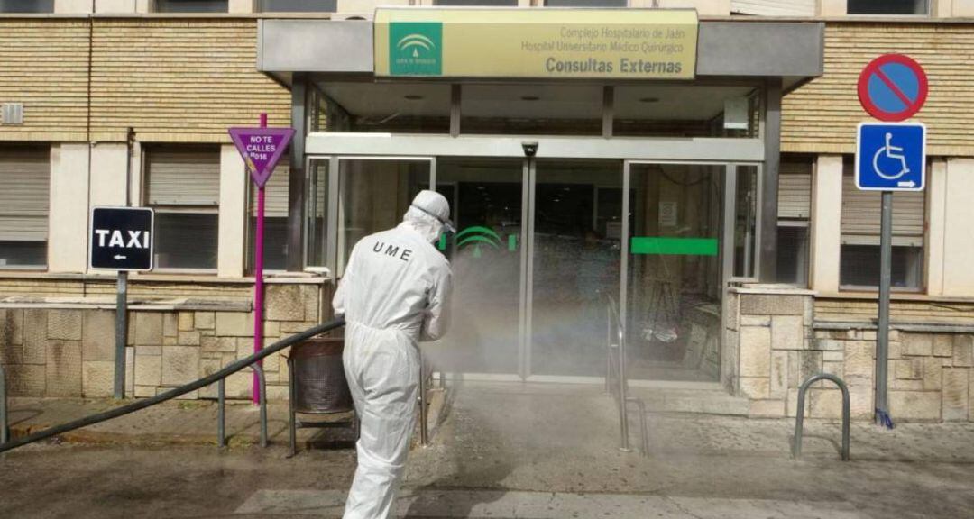 Un militar de la UME desinfecta las puertas del Hospital de Jaén, en una foto de marzo de 2020.