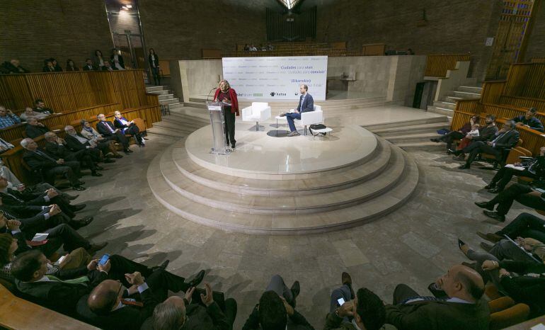 Manuela Carmena y Félix Arrieta, en el centro del acto organizado por DeustoForum