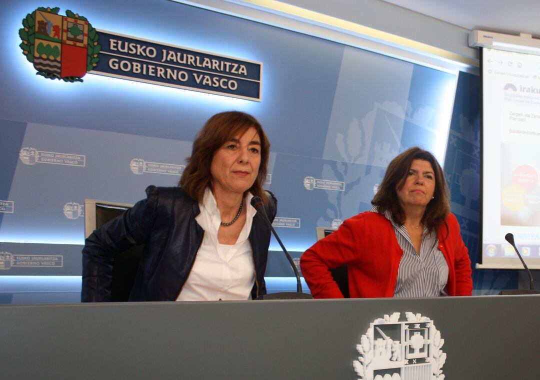 Maite Alonso, junto a la exconsejera Cristina Uriarte