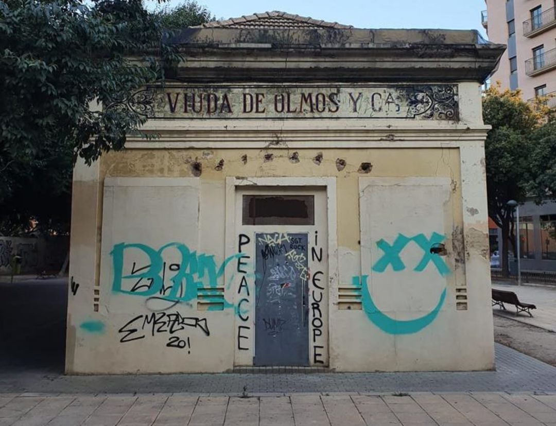 Estado actual del antiguo almacén Viuda de Olmos de València, que se encuentra abandonado.