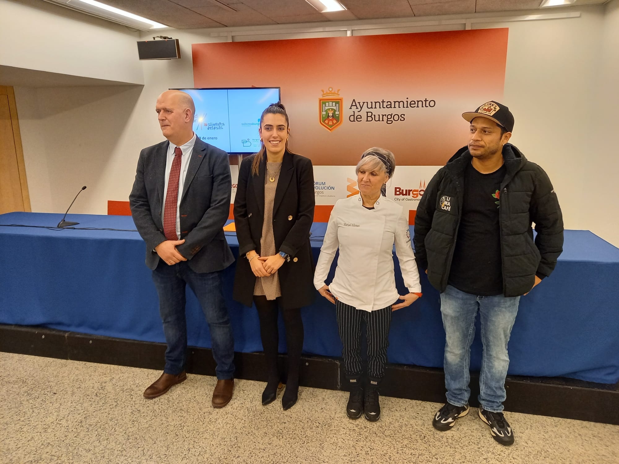 De izda a dcha: Enrique Seco, de la Federación de Hostelería, Andrea Ballesteros, presidenta ProBurgos, Marisol Alonso, de Gaia Restaurante y Ray Reyes, de Lima Café