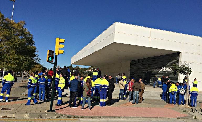 Trabajadores de Limasa a las puertas del edificio de la Caja Blanca, donde ha tenido lugar la última reunión para intentar desconvocar la huelga de basuras